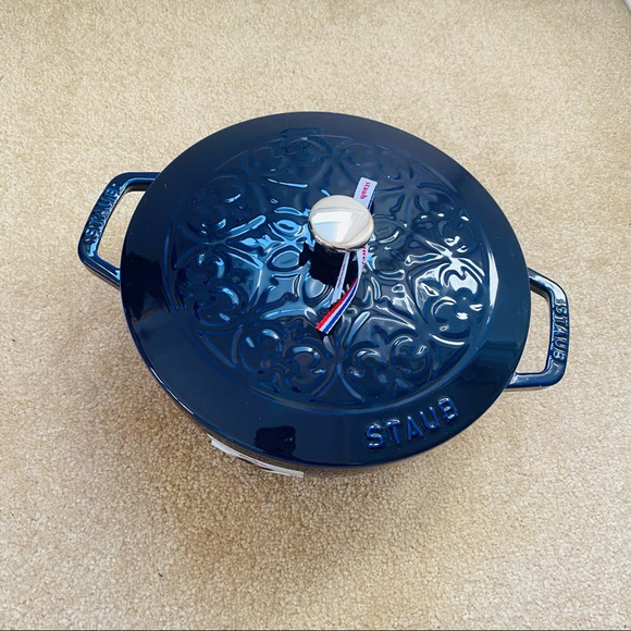 Staub new #24 3.75-Qt Lily Lid Dark Blue - Picture 5 of 13